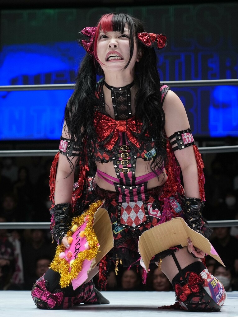 裂かれたベルトを手に怒りを表す伊藤麻希　©Essei Hara