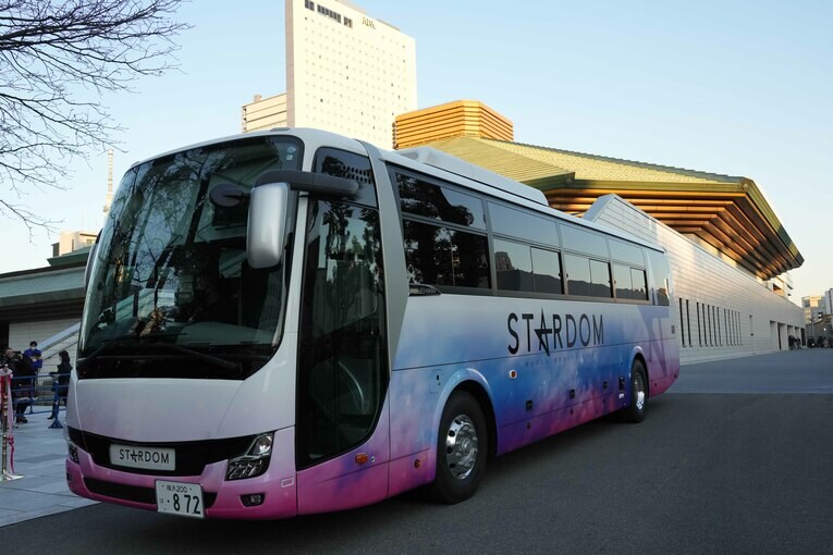 スターダムの新しい大型移動バス