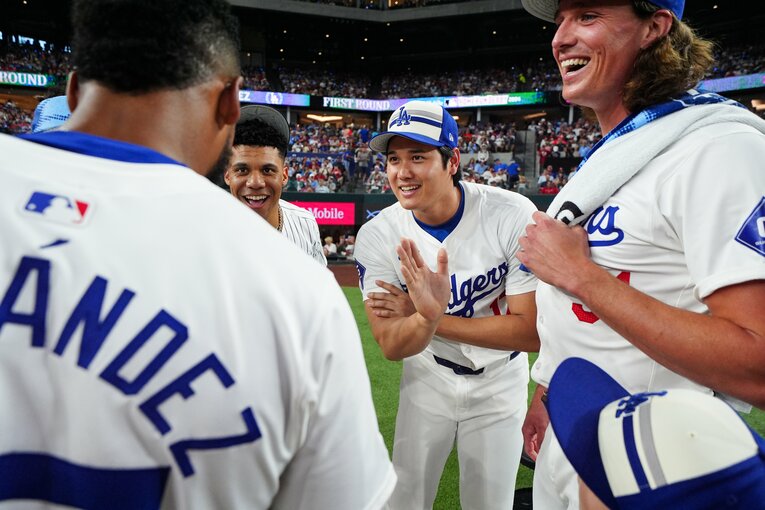 2024年オールスターではホームランダービーに出場したテオスカーにアドバイスを送る場面も　©Getty Images