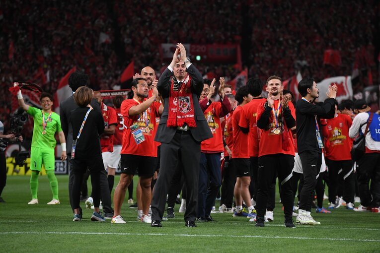 サポーターに感謝を捧げるスコルジャ監督