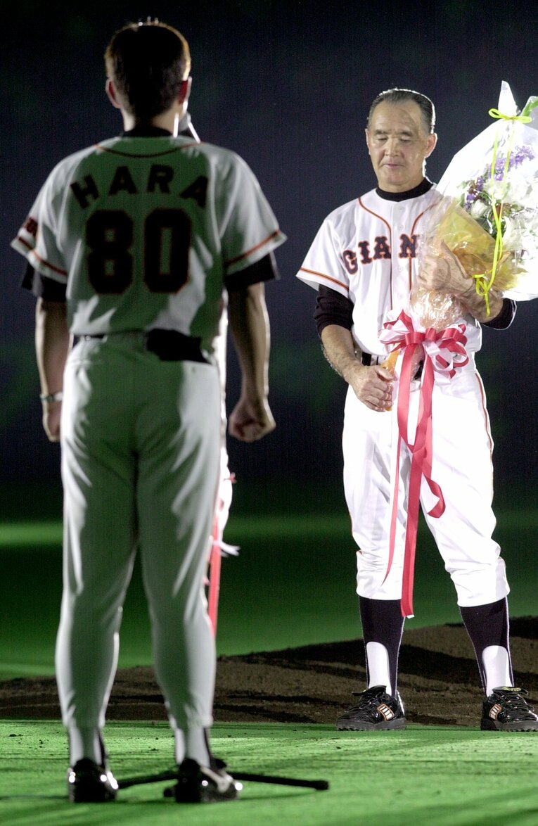 2001年、監督を勇退した長嶋茂雄のセレモニーで花束を渡した原辰徳　©︎JIJI PRESS