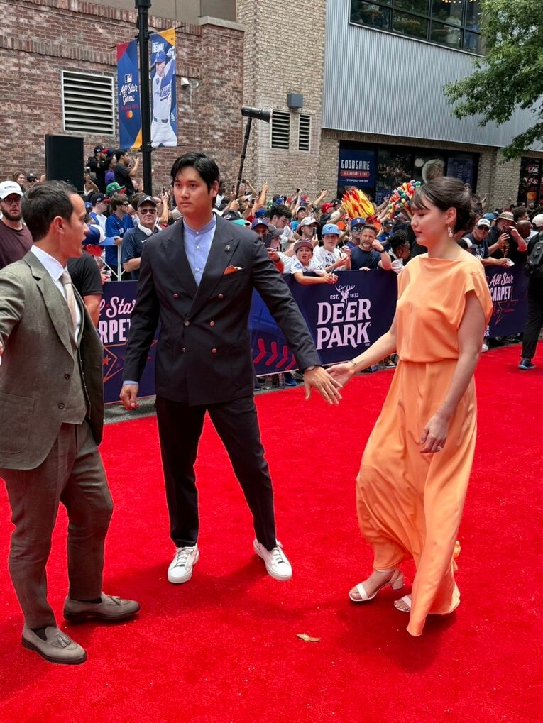 【“テレビに映らない”翔平＆真美子さんの球宴レッドカーペット／全8枚】真美子夫人を颯爽とエスコート…写真はまだまだ続きます　©Naoyuki Yanagihara