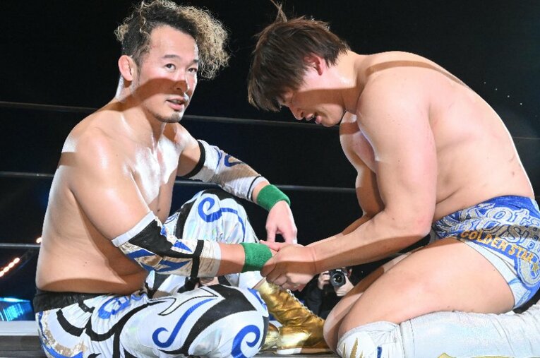 2024年1月2日、試合を終えた飯伏幸太と丸藤正道 ／ photograph by 東京スポーツ新聞社