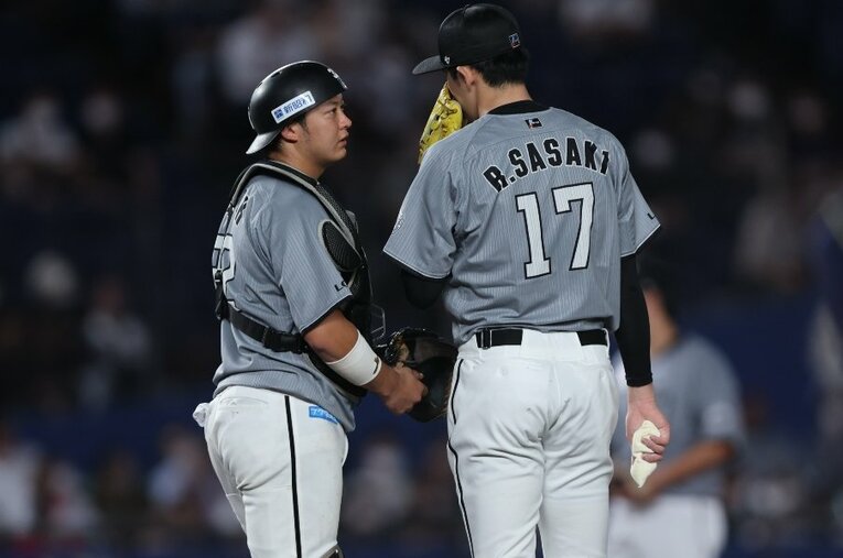 8月26日の楽天戦で久しぶりに佐々木朗希（右）とバッテリーを組んだロッテ佐藤都志也（24歳） ／ photograph by Chiba Lotte Marines