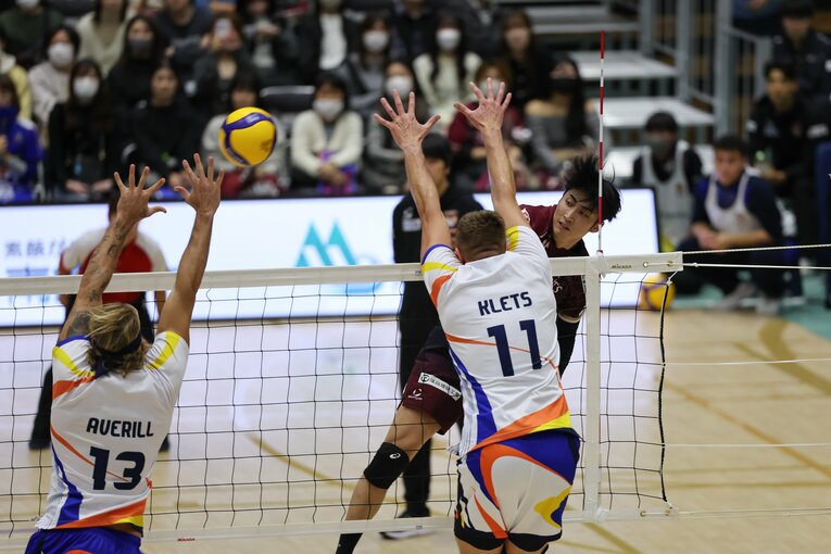 清風高校、明治大学とキャリアを歩んできた工藤有史（24歳）。2025年度の日本代表登録メンバーにも名を連ねた　©︎SV.LEAGUE