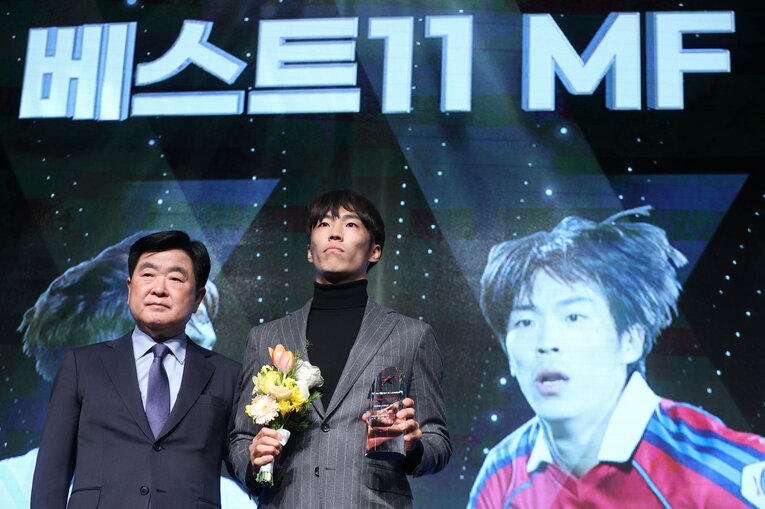 2021年11月の「Kリーグ2 2021授賞式」でベストイレブンを受賞し、クォン・オガプ韓国プロサッカー連盟総裁と記念撮影する石田　©FA photos