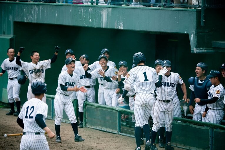 盛岡第四高との4回戦でホームランを放った佐々木を迎える大船渡ナイン（2019年）　©︎Asami Enomoto