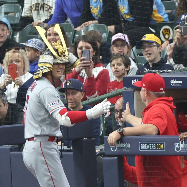 4月30日ブリュワーズ戦での特大ホームラン。兜をかぶる大谷　©JIJI PRESS