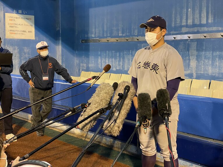 東北大会で取材に応じる佐々木麟太郎　©Ayako Oikawa