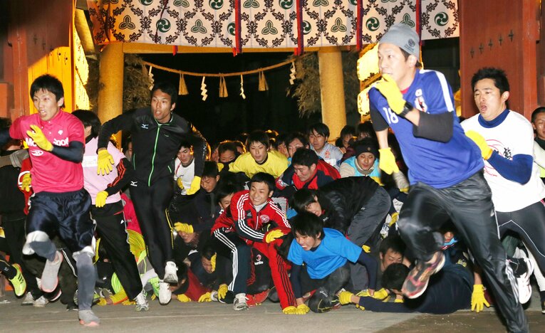 スタート後、まさかの中央付近で転倒が起きた2014年　©JIJI PRESS