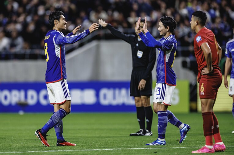 鎌田大地を祝福する南野拓実（4枚目／全4枚）　©Kiichi Matsumoto