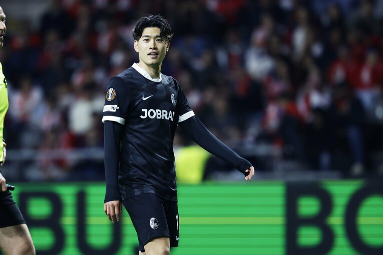 W杯日本代表の負傷禍は三笘薫、遠藤航だけでなく鈴木唯人も鎖骨骨折だが…“断崖絶壁の敵地”ELでカメラマンが見た「順応した頼もしさ」とは(9)