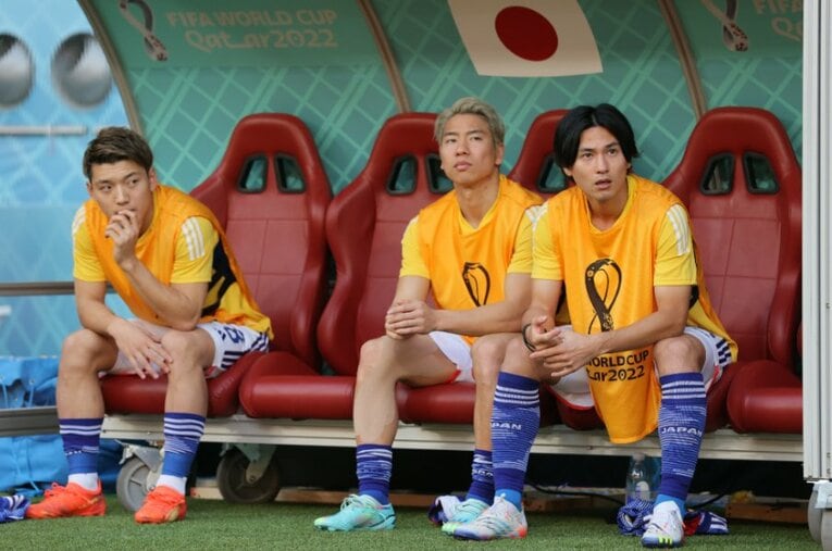 前半、ベンチで戦況を見つめた堂安律、浅野拓磨、南野拓実。それぞれに苦悩の時期と逆襲に燃える思考法があった ／ photograph by Kaoru Watanabe/JMPA