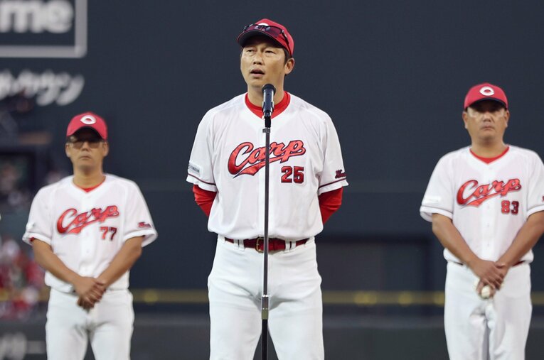 10月1日のシーズン最終戦で阪神に敗れて自力での2位を確定できず、新井監督は地元ファンに「めちゃめちゃ悔しい」と挨拶した ／ photograph by JIJI PRESS