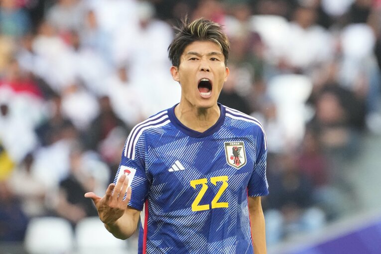 大きな声で味方に指示を出す冨安健洋　©Masashi Hara