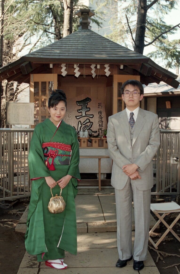 1997年1月、正月の恒例行事「将棋堂祈願祭」に出席した羽生善治。当時放映されていたNHK朝ドラ「ふたりっ子」のヒロイン岩崎ひろみ（左）と。鳩森八幡神社で　©Sankei Shimbun