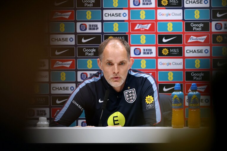 日本に敗戦した直後の記者会見でのトゥヘル監督。この後にもミックスゾーンで丁々発止のやり取りが　©Getty Images