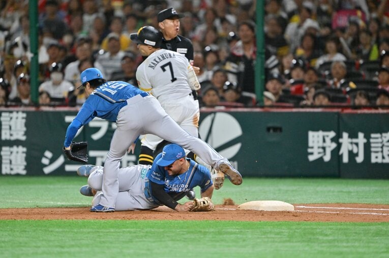 ［第4戦］ホークス中村晃が一ゴロで不運な悶絶の一部始終　©Hideki Sugiyama