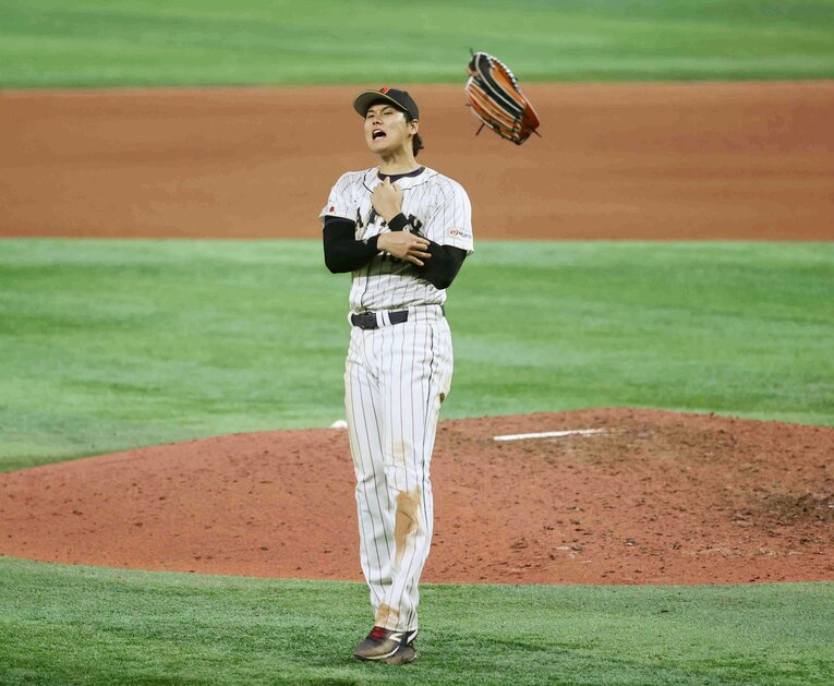 ものすごい速さで放たれたグローブ　©JIJI PRESS