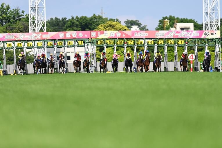 15分遅れたオークスの発走の瞬間。その時すでに、メンタル面で脱落している馬も複数頭いた　©Keiji Ishikawa