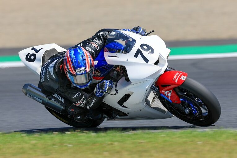 7月のオフの間帰国した小椋は、市販車のCBR1000RR-Rでもてぎを走ってトレーニングした　©Satoshi Endo