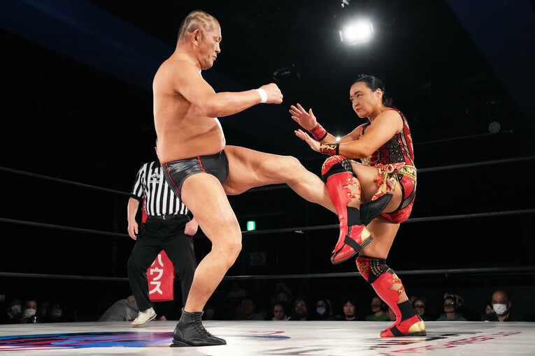 里村明衣子にローキックを放つ鈴木みのる　©Essei Hara