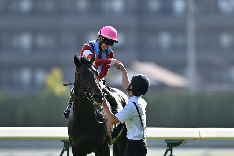 ロブチェンと松山弘平のウイニングラン　©Keiji Ishikawa