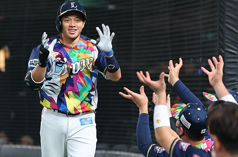 ホームランを放ち、ベンチに笑顔で戻る呉念庭。初のオールスターへの意気込みを語った ／ photograph by Sankei Shimbun