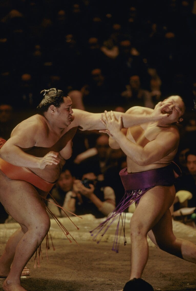 強烈な突き押しを武器に、同期の貴乃花に先んじて横綱に昇進した　©Sports Graphic Number