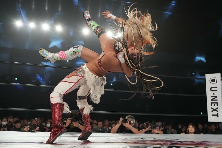 AZMの挑戦を受けたジュリア。2023年12月2日、ドルフィンズアリーナ　©Essei Hara