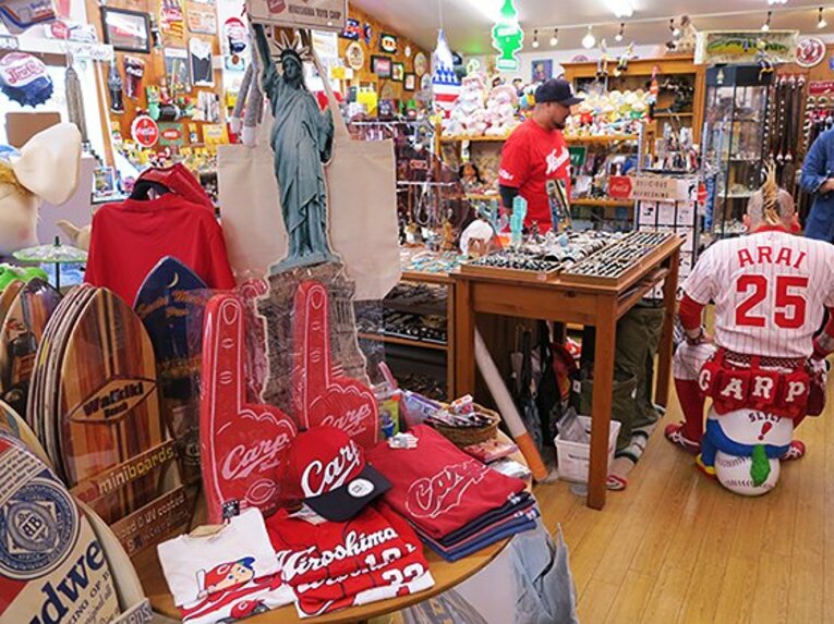 鯉に恋する濃い顔の凸凹コンビ登場。“カープの街・広島”をコイ散歩！(4)