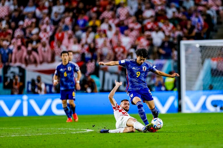 スライディングで三笘薫からボールを奪うマテオ・コバチッチ　©Kiichi Matsumoto/JMPA