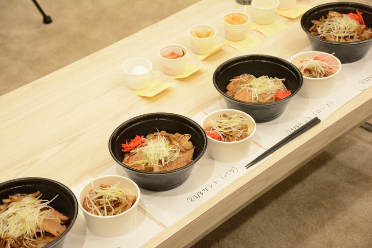 佐藤龍世選手の試食会では、サンプルとしてお肉4パターン、付け合わせを6パターンが準備された ©Carlos Yabuki