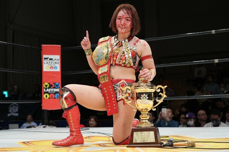 血まみれのまま赤いベルトを肩にかける　©Essei Hara