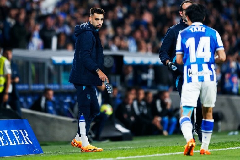 「久保建英がスペイン紙の一面に！」子供サポ「タケが決めるよ」予言通りマドリーを圧倒“ソシエダの熱狂”は翌日も…カメラマンは見た(29)