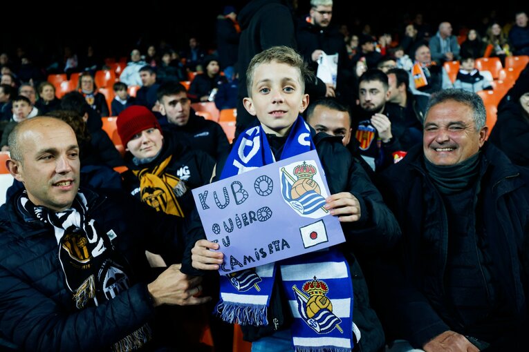 〈久保建英ソシエダ月間MVP〉敵地で憎まれるのは名が知れた証拠だが…「クボへの徹底マーク」と“1枚も撮れなかったシーン”とは(55)