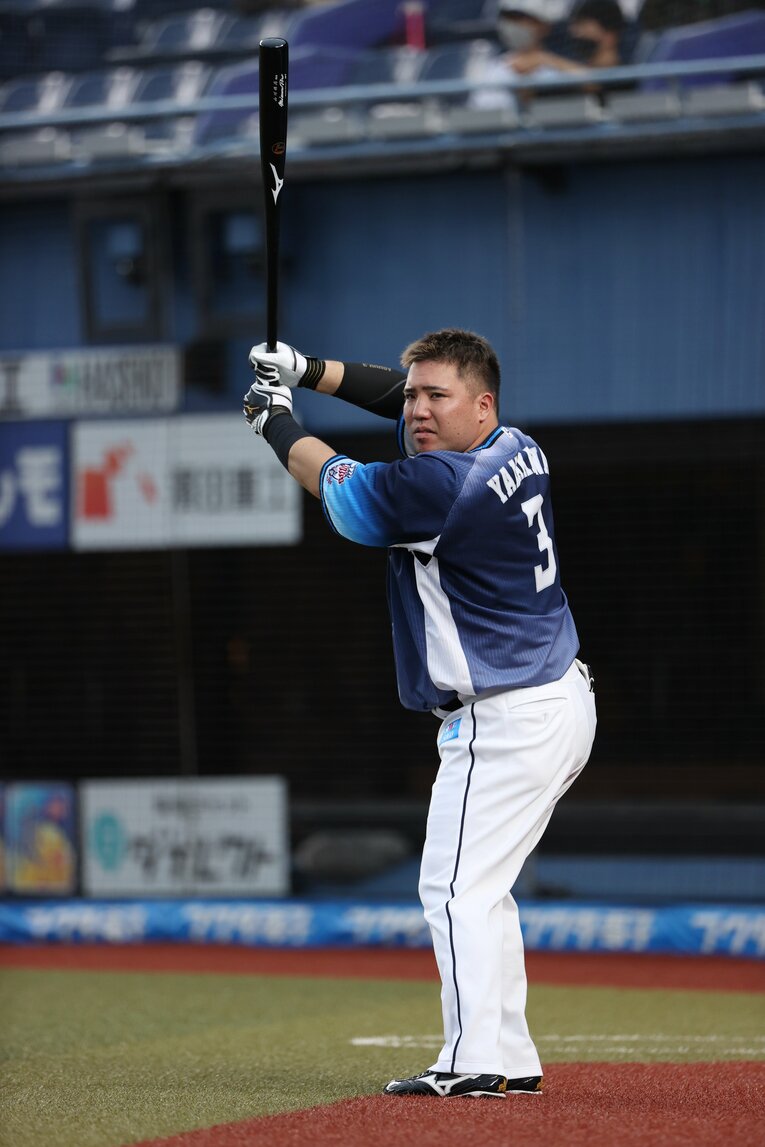 試合前に素振りをする西武・山川穂高　©︎JIJI PRESS