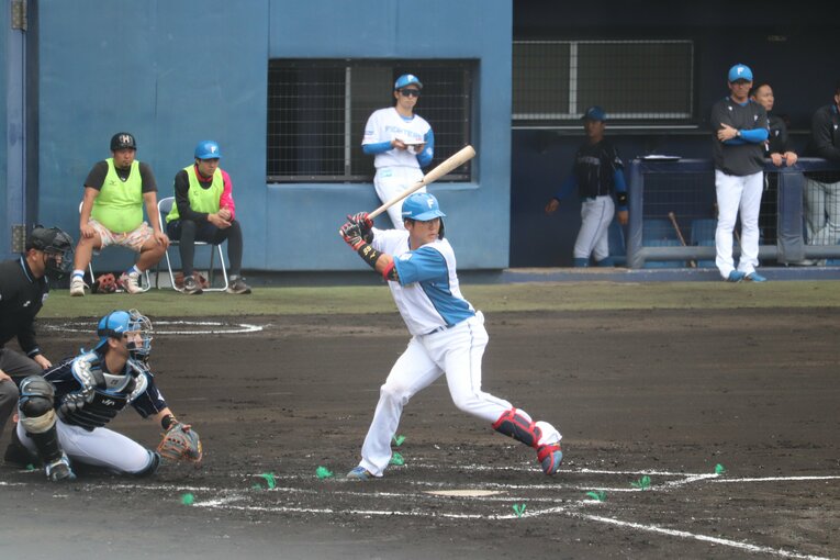 体勢を崩されながらも技ありのヒットを放つなど、打者としても非凡な能力を見せている　©Yu Takagi　