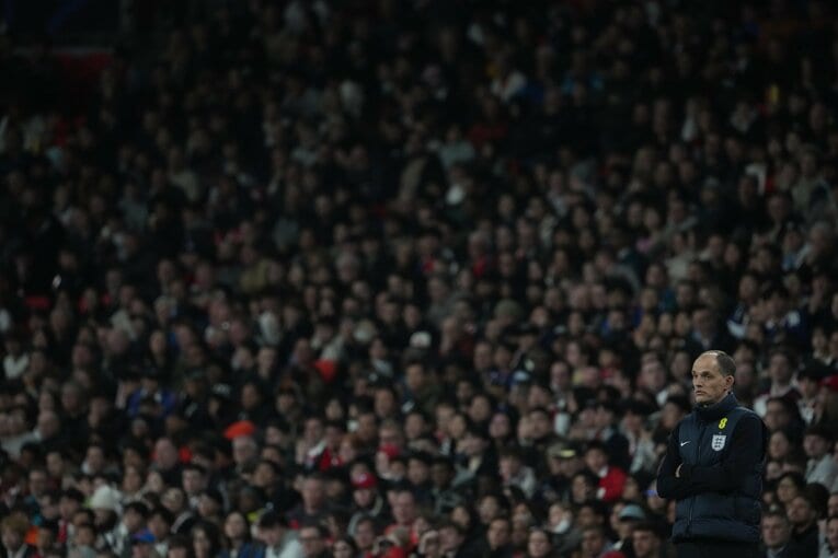 ピッチサイドで腕を組むトゥヘル監督　©Masashi Hara