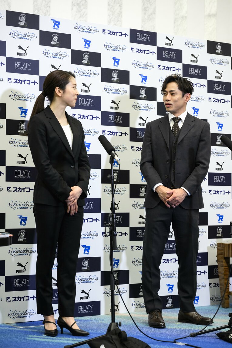 何度も視線を交わし合う2人。連続写真ではなく、質問の度に目を見合わせながら答える順序や内容を確認しあっていた　©Asami Enomoto