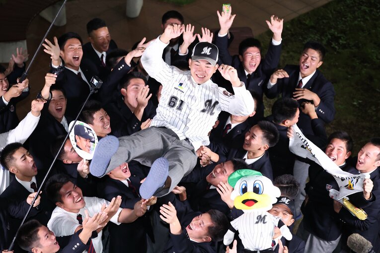 ロッテから1位指名を受け、チームメートから胴上げされる健大高崎高・石垣元気　©JIJI PRESS