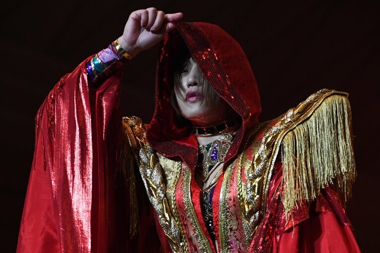 11月19日の赤いベルト戦。王者・朱里の入場シーン