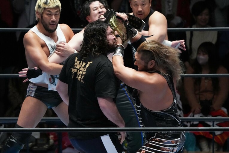 EVILにベルトで殴られるウルフアロン。12月22日、後楽園ホール　©Essei Hara