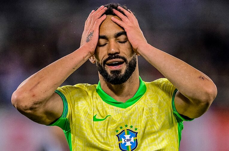 日本代表相手にまさかの逆転負けを喫し、頭を抱えるブラジルのマテウス・クーニャ ／ photograph by AFP/JIJI PRESS