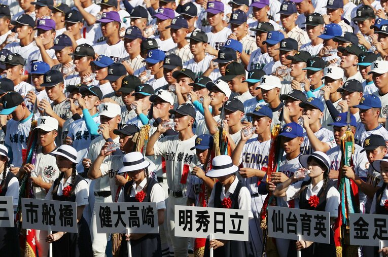 甲子園開会式、いっせいに給水する選手たち ／ photograph by JIJI PRESS