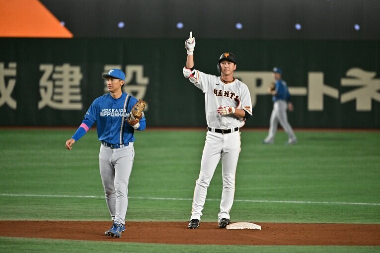 6月2日の巨人戦、守備につく加藤　©Hideki Sugiyama