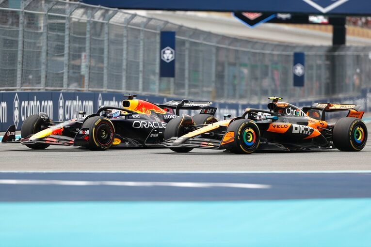 別アングルから見た1コーナーの攻防　©Getty Images