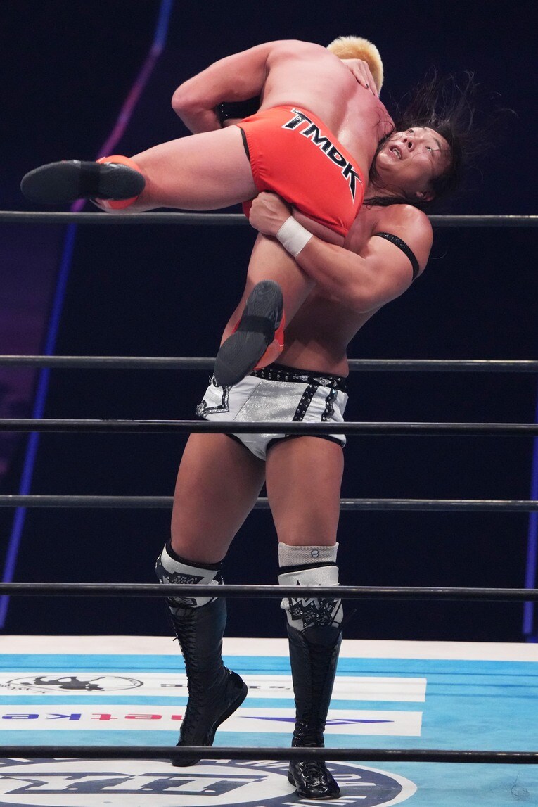 ザック・セイバーJr.を担ぎ上げる竹下幸之介　©Essei Hara