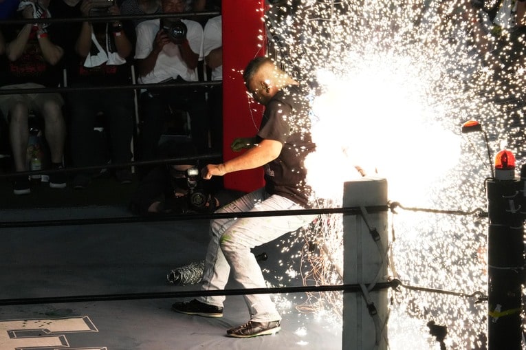 被爆する西村修　©Essei Hara