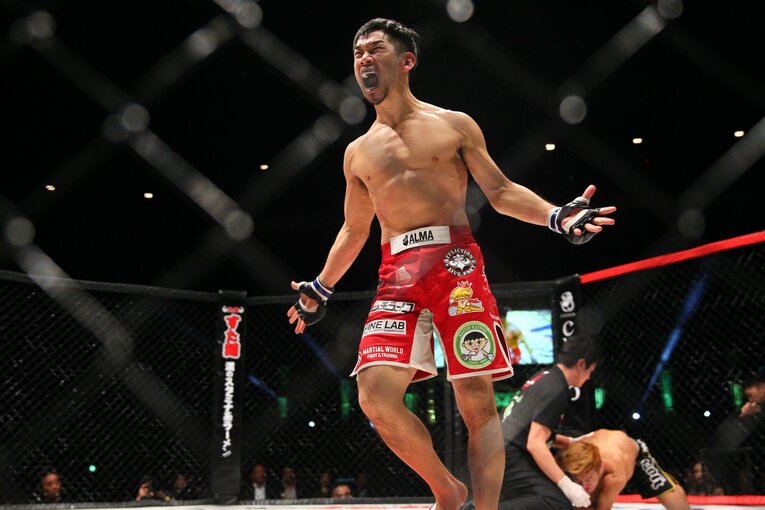 後にRIZINで活躍するパンクラス王者の石渡伸太郎が、DEEP王者の大塚隆史にTKO勝ちした2014年の『DEEP DREAM IMPACT』